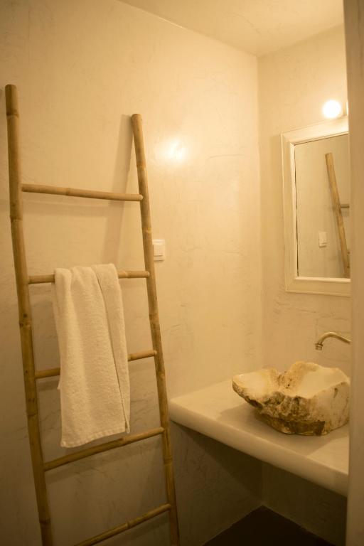 Kúpeľňa v ubytovaní Traditional suites in Chora Kythnos #3