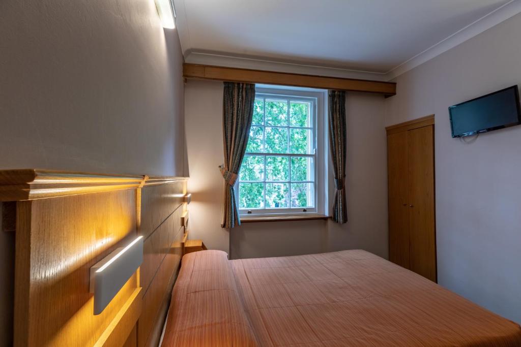 Postel nebo postele na pokoji v ubytování The Nayland Hotel