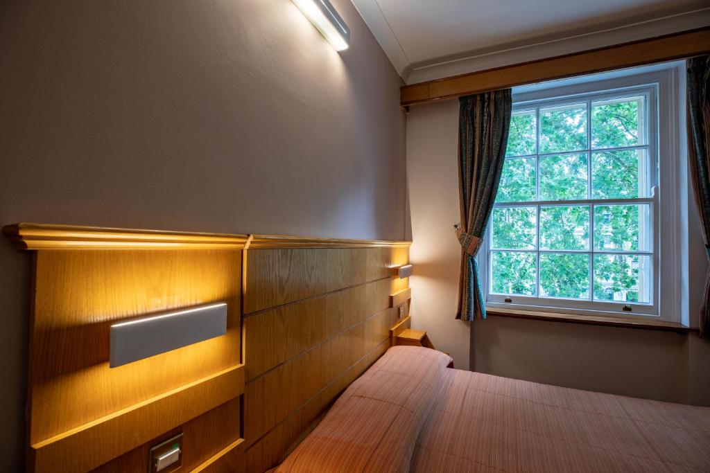 Postel nebo postele na pokoji v ubytování The Nayland Hotel