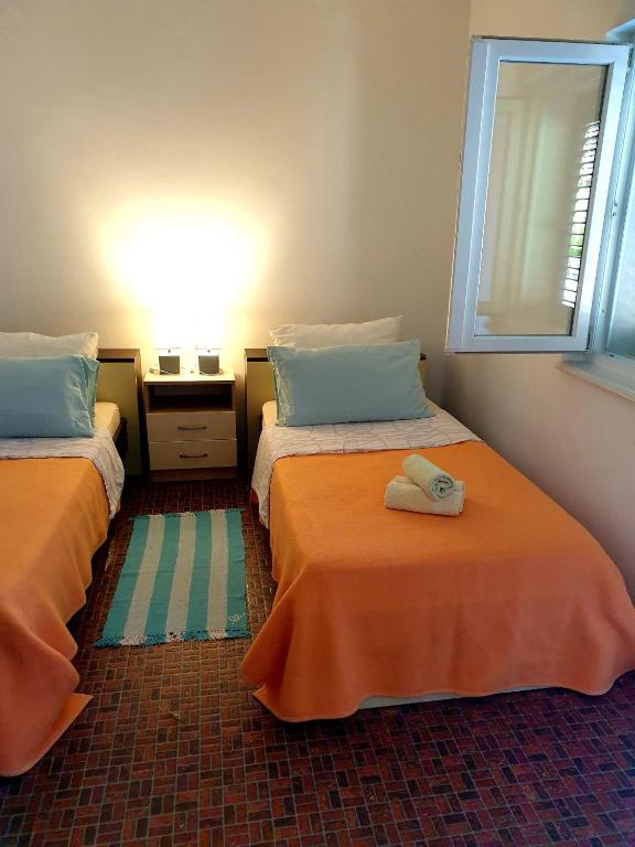 Postel nebo postele na pokoji v ubytování Apartments Galeb