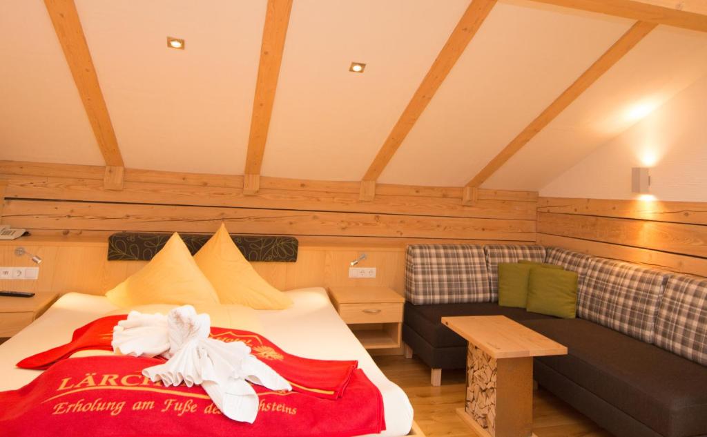 Ein Bett oder Betten in einem Zimmer der Unterkunft Naturhotel Lärchenhof