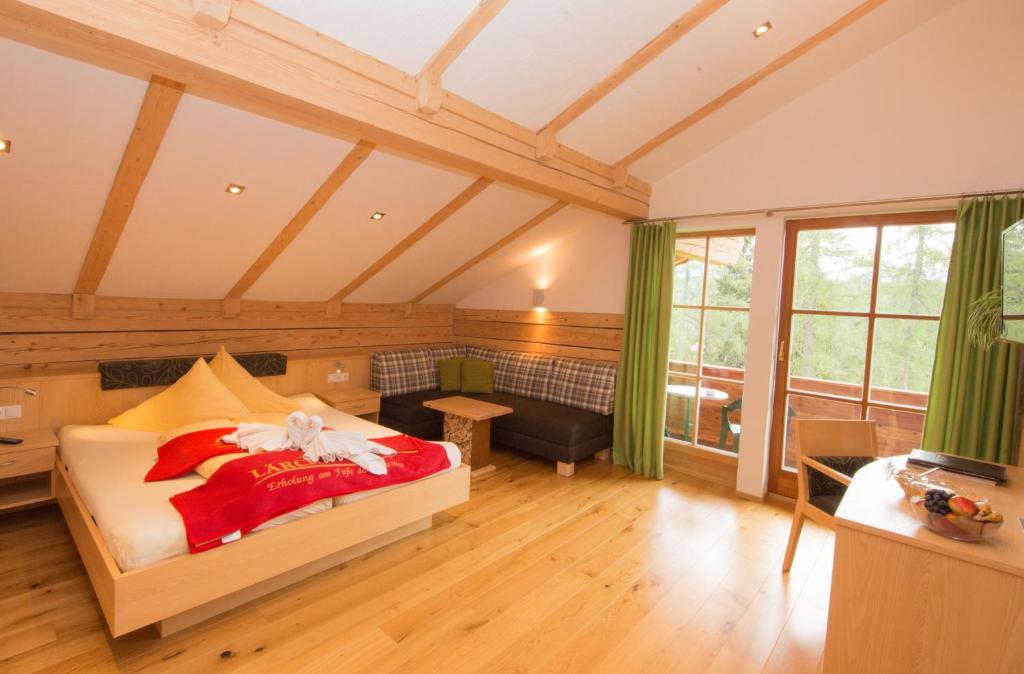 A bed or beds in a room at Naturhotel Lärchenhof
