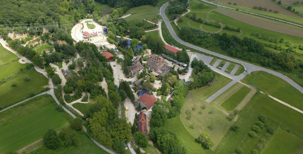 uma vista superior de uma mansão com árvores e uma estrada em Erlebnisgastronomie Lochmuhle em Eigeltingen