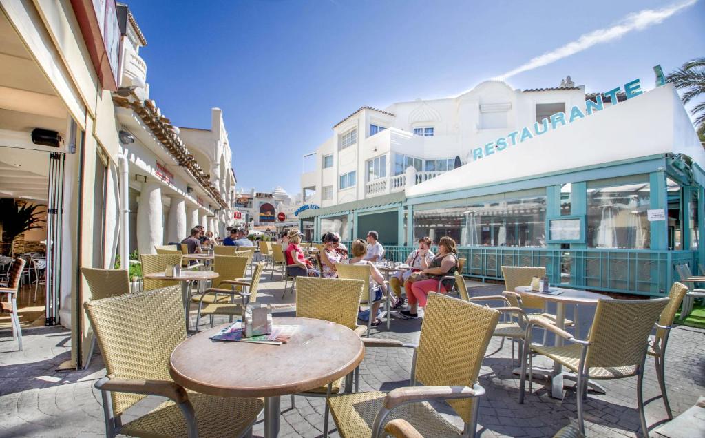 Restaurace v ubytování Apartamento en Puerto Marina