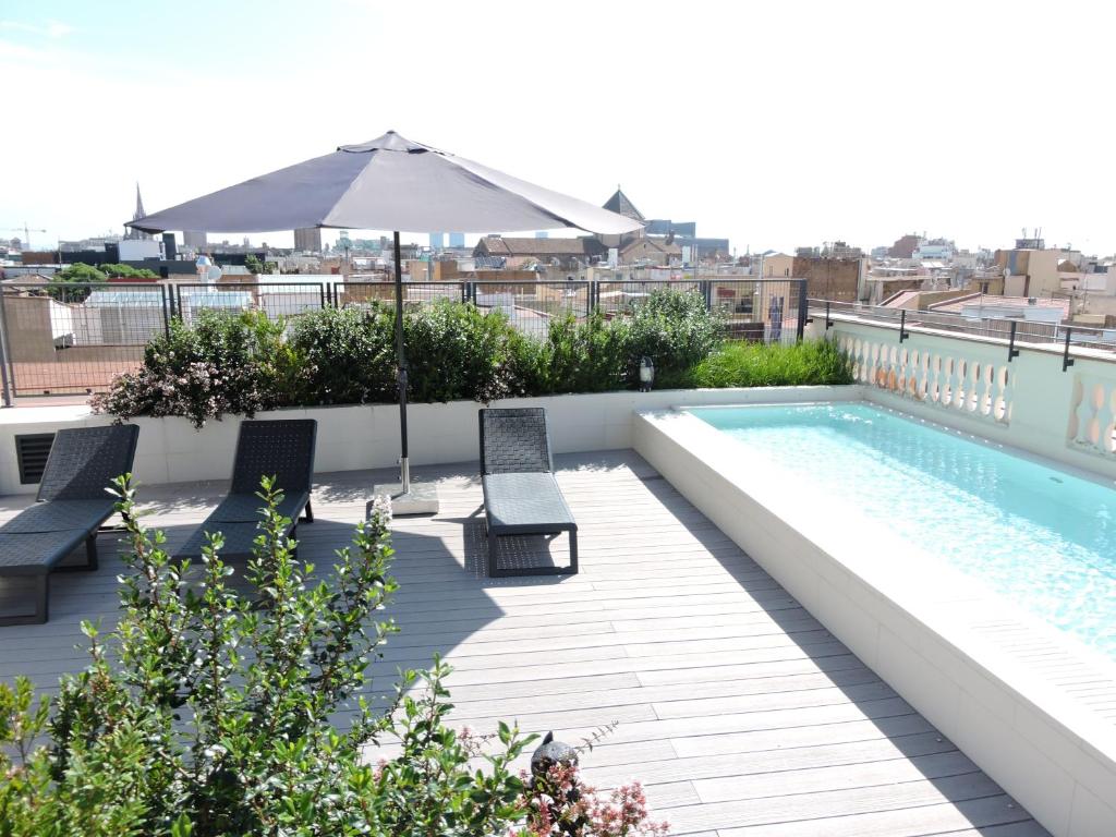 Bazén v ubytování Hotel Raval House nebo v jeho okolí
