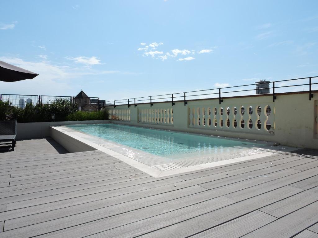 Bazén v ubytování Hotel Raval House nebo v jeho okolí
