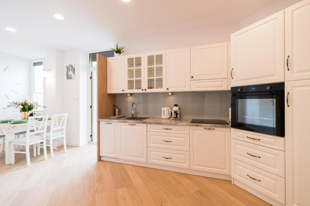 Kuchyňa alebo kuchynka v ubytovaní Apartament Garden z ogródkiem - Dream Apart