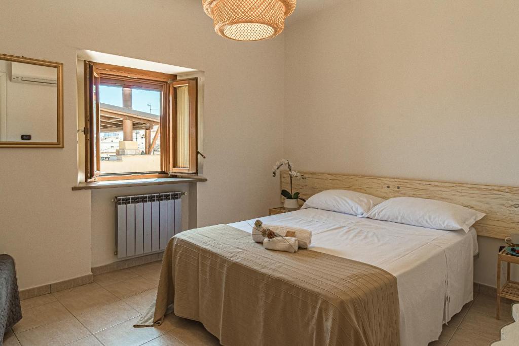 Un dormitorio con una cama con un osito de peluche. en B&B IL Cammino, en Lanciano