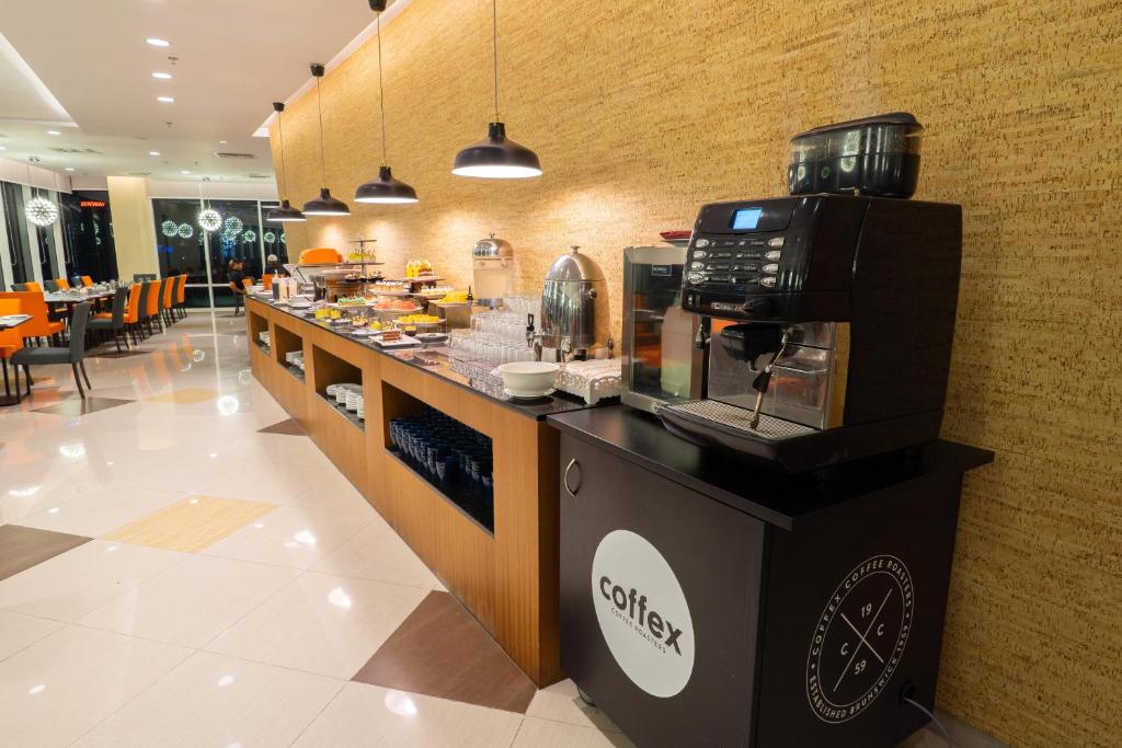 Kemudahan buat kopi dan teh di Tamu Hotel & Suites Kuala Lumpur
