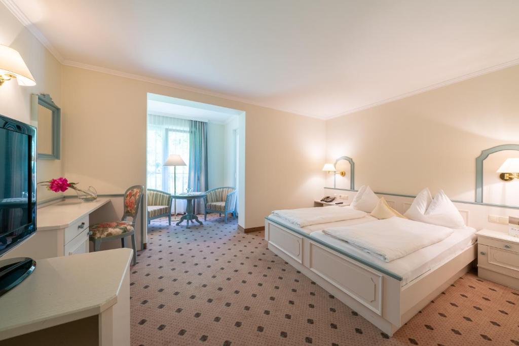 Postel nebo postele na pokoji v ubytování Hotel Alexanderhof