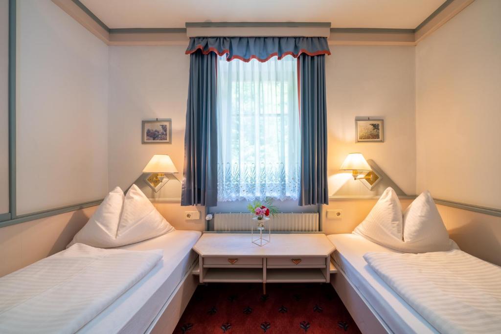 Postel nebo postele na pokoji v ubytování Hotel Alexanderhof