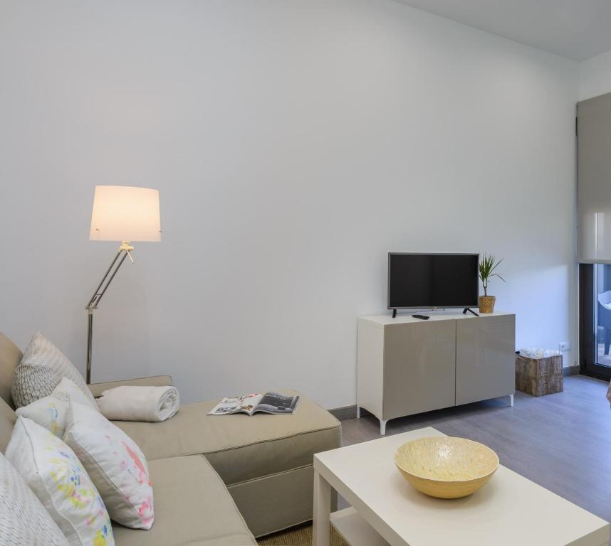 Televízia a/alebo spoločenská miestnosť v ubytovaní Apartamentos Lanceata