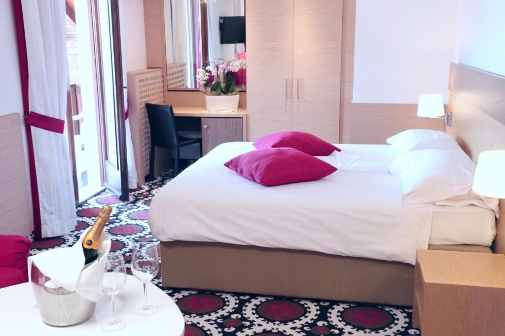 Postel nebo postele na pokoji v ubytování Royal Olympic Hotel
