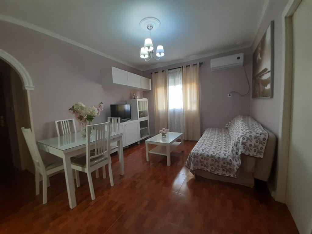 Apartamento Zona Norte في خيريز دي لا فرونتيرا: غرفة معيشة مع طاولة وغرفة طعام