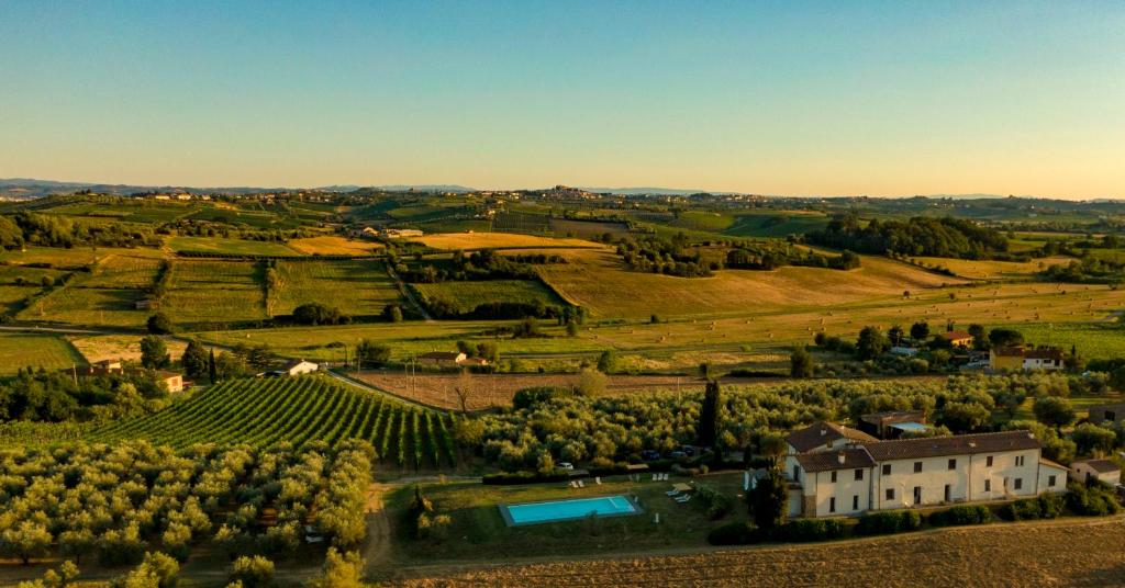 uma vista aérea de uma propriedade com uma casa e vinhas em Cantagrillo Boutique Resort em Vinci