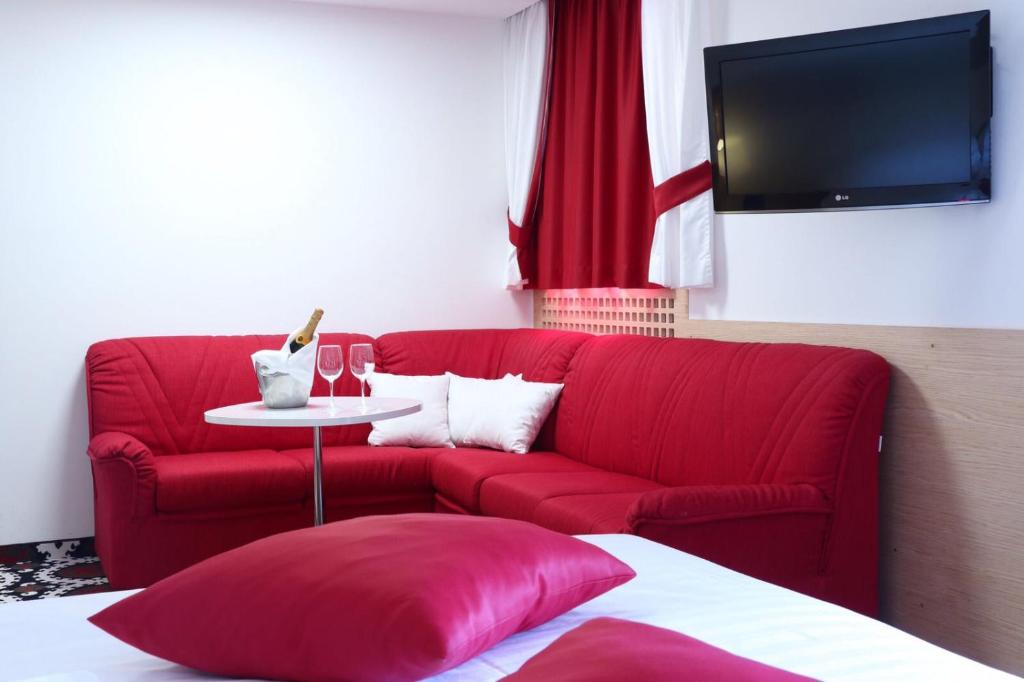 TV a/nebo společenská místnost v ubytování Royal Olympic Hotel