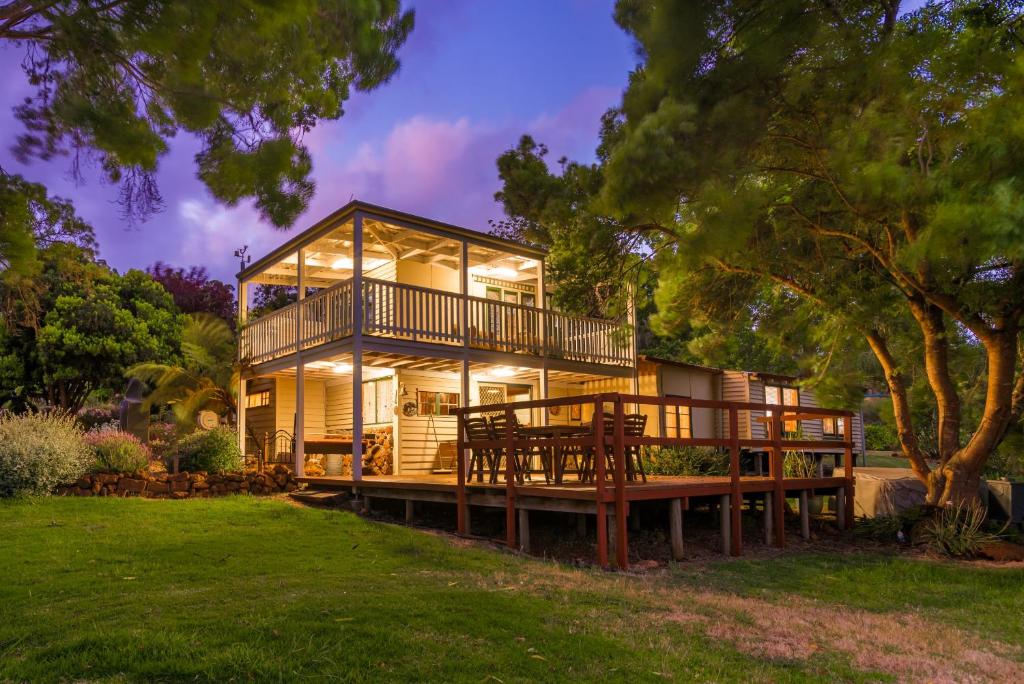 een groot huis met een balkon en een terras bij Chestnut Brae - Chestnut Cottage in Nannup