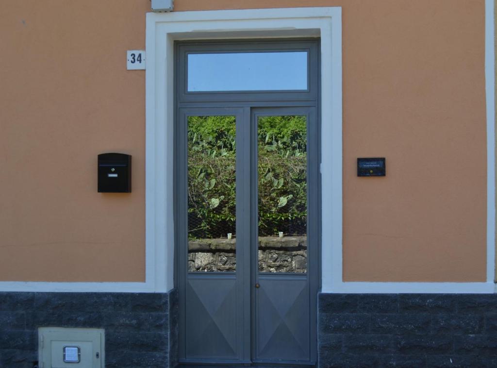 a door with a window on the side of a building at Casa Vacanze Sempreinsieme Santa Tecla in Santa Tecla