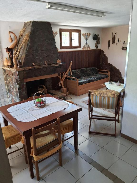 salon ze stołem i kominkiem w obiekcie Dwelling Zara w mieście Solèminis