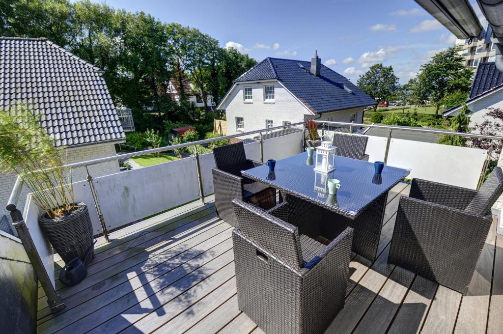 a balcony with a table and chairs on a deck at fewo1846 - Duenengras - elegante Maisonettewohnung mit 3 Schlafzimmern und Balkon in Schausende