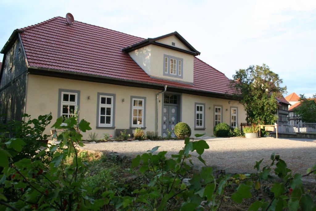une grande maison avec un toit rouge dans l'établissement Haus Brunnenkunst, à Arnstadt