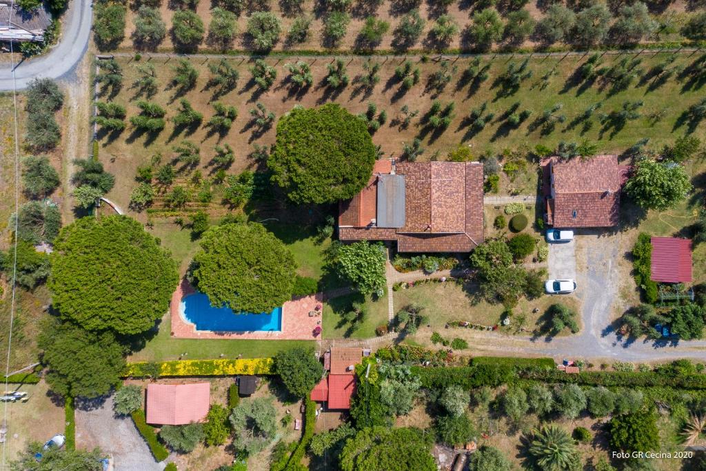 an aerial view of a house with a yard at Piccolo Eden in Vada