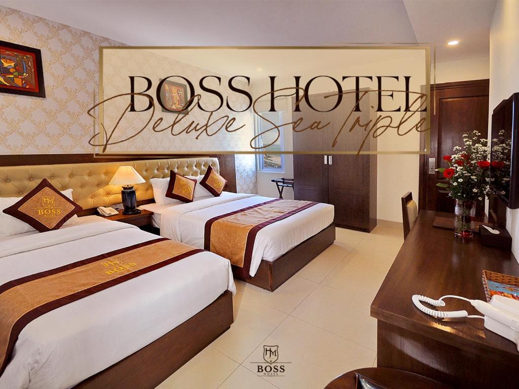 Giường trong phòng chung tại Boss Hotel