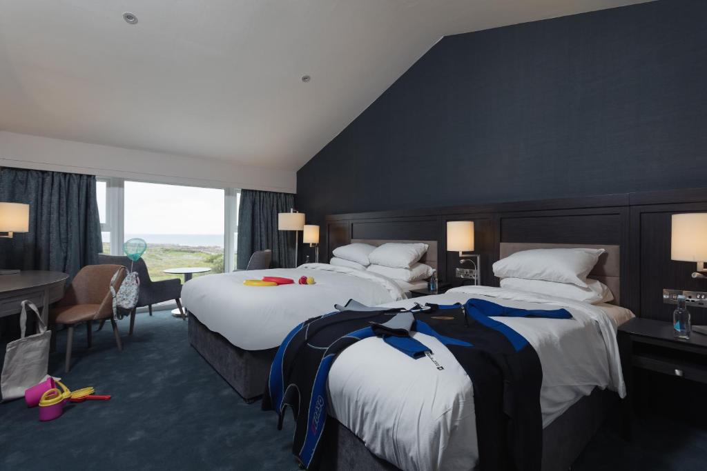 Postel nebo postele na pokoji v ubytování Connemara Coast Hotel