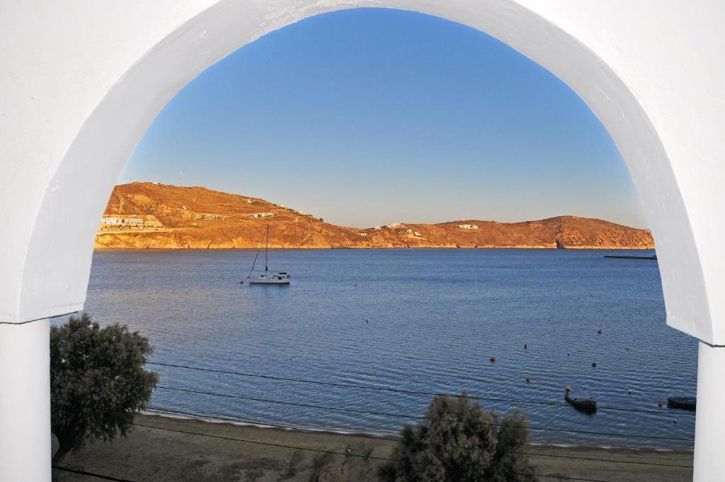 vista su un lago con una barca in acqua di Maistrali a Livadi