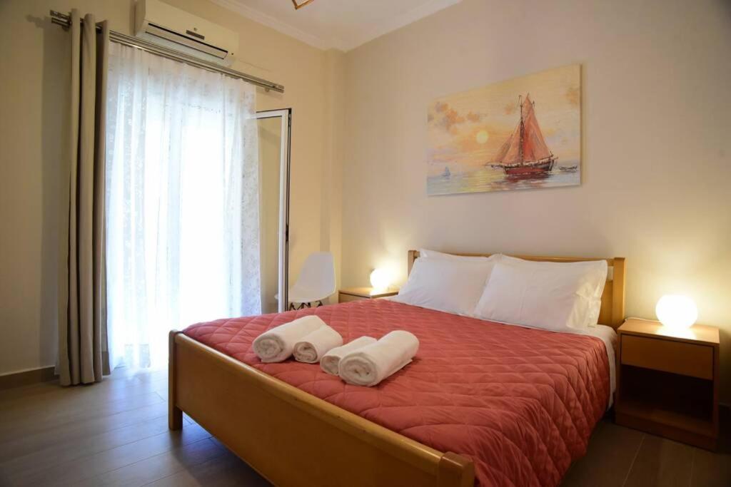 - une chambre avec un grand lit et 2 serviettes dans l'établissement Nasia's house, à Ágios Rókkos