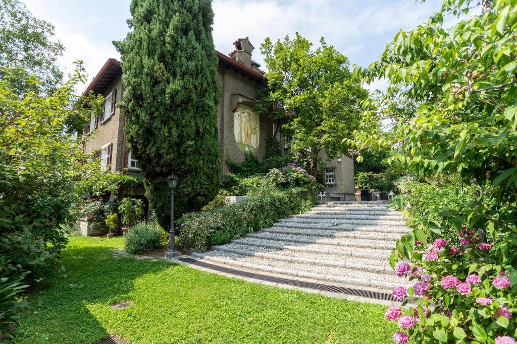コモにあるRonco Dell'Abate - Lake Como Relais B&Bの庭と階段のある家