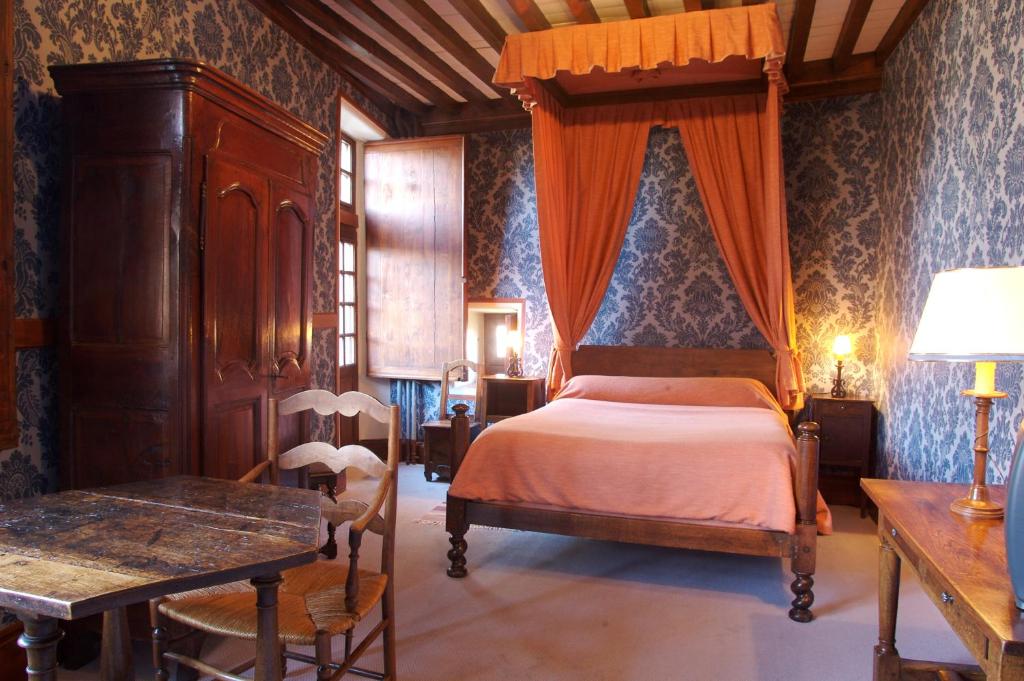 Postel nebo postele na pokoji v ubytování Hostellerie du Vieux Pérouges