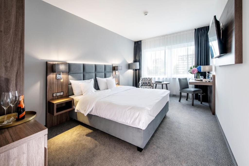 Postel nebo postele na pokoji v ubytování DB Hotel Wrocław