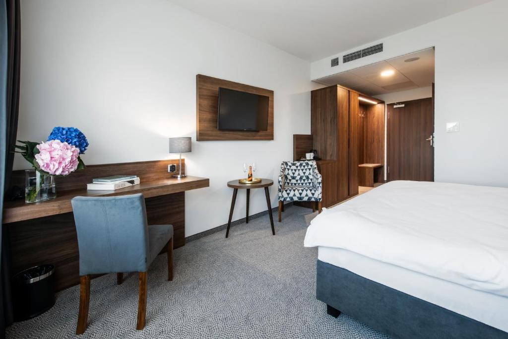 Postel nebo postele na pokoji v ubytování DB Hotel Wrocław