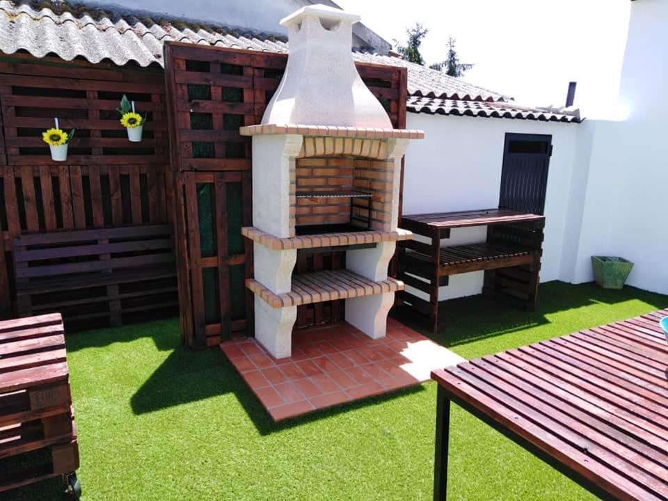 a model of a backyard with a brick fireplace at O Mercadinho in Poiares