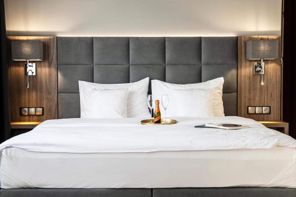 Postel nebo postele na pokoji v ubytování DB Hotel Wrocław