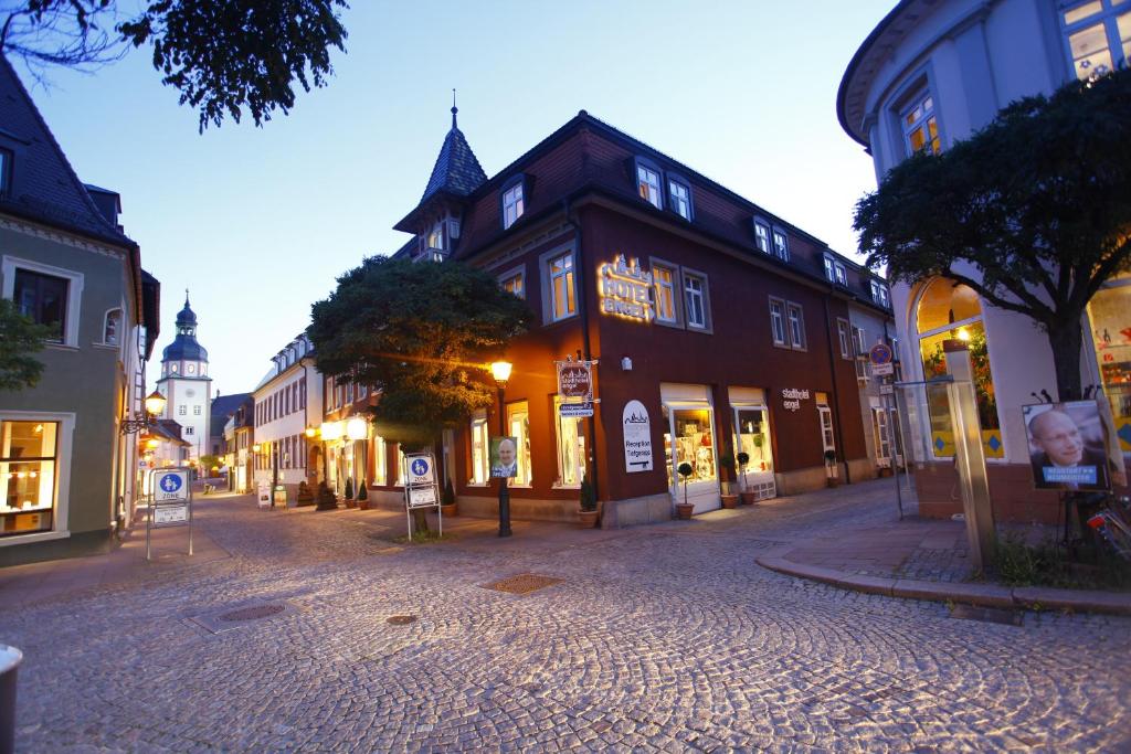 una calle vacía en una ciudad con un edificio en Stadthotel Engel, en Ettlingen