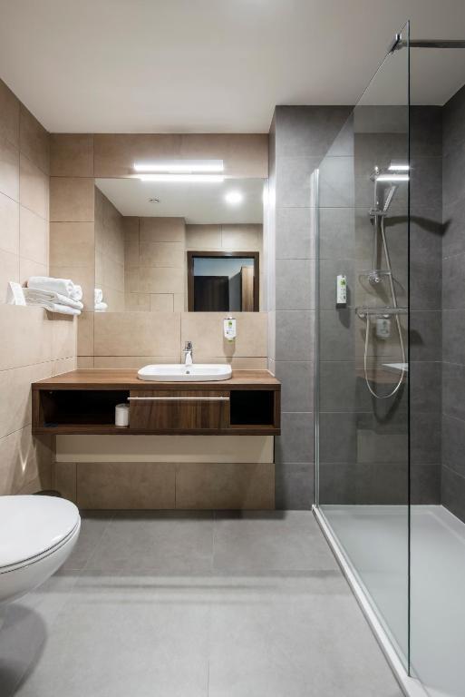 Koupelna v ubytování DB Hotel Wrocław