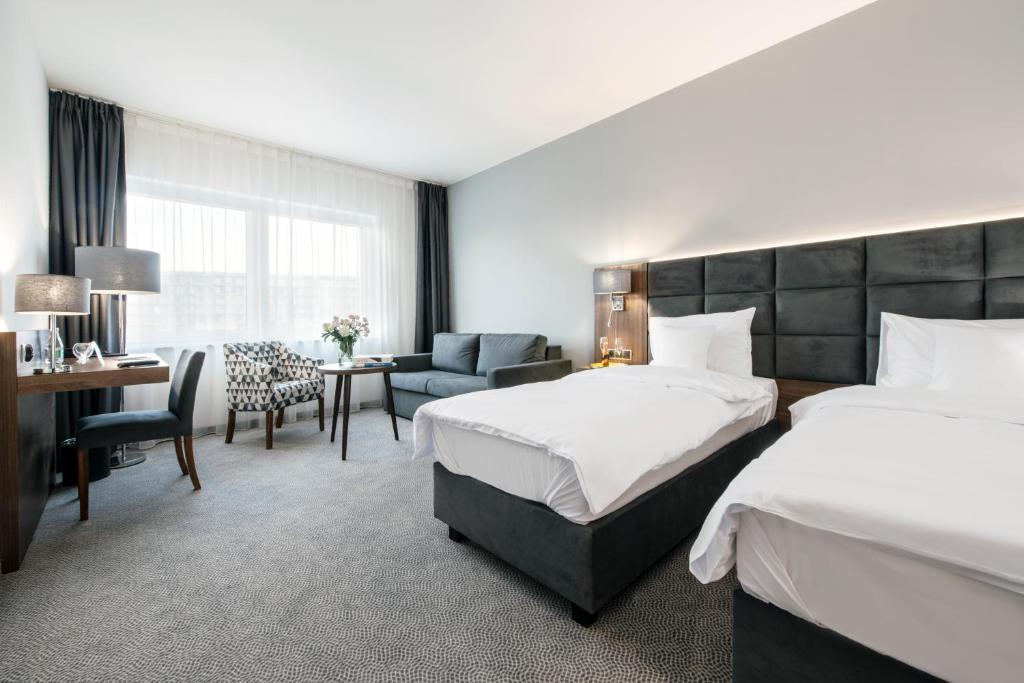 Postel nebo postele na pokoji v ubytování DB Hotel Wrocław
