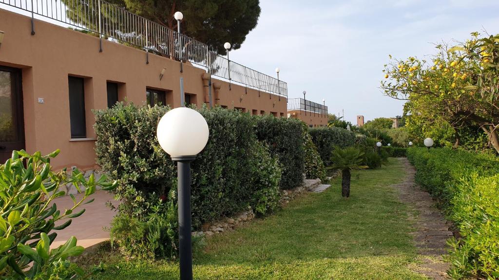 una luz de la calle en el césped junto a un edificio en Le Terrazze Su Fraginesi, en Castellammare del Golfo