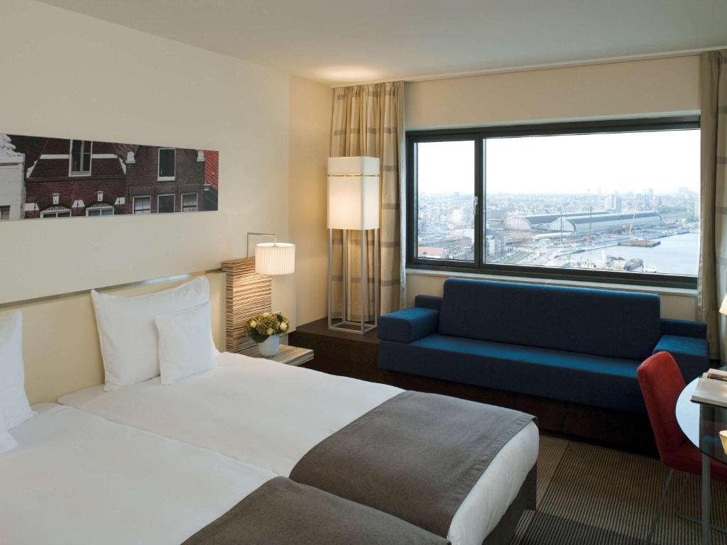 Un ou plusieurs lits dans un hébergement de l'établissement Mövenpick Hotel Amsterdam City Centre