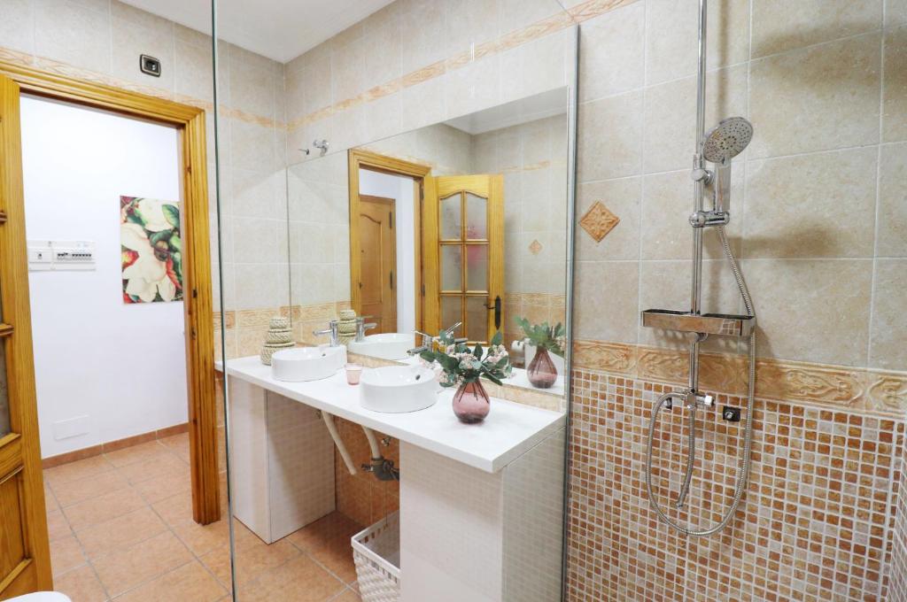 Koupelna v ubytování Apartment Sanjuan18 with Hot Tub SpainSunRentals 1155
