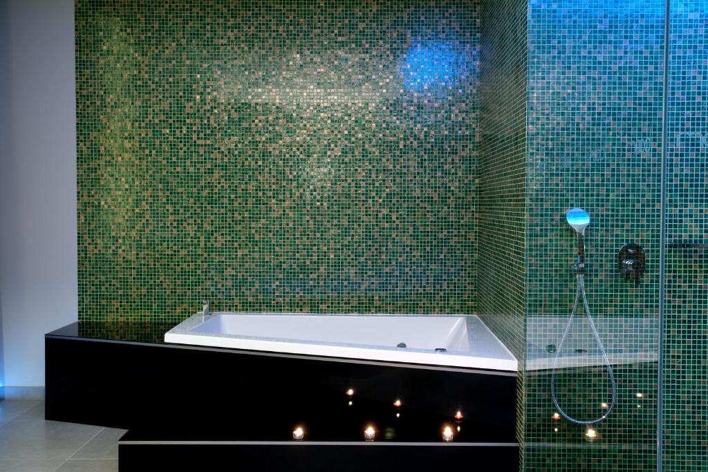 Mood Private Suites - Jacuzzi privado no quarto en Montijo