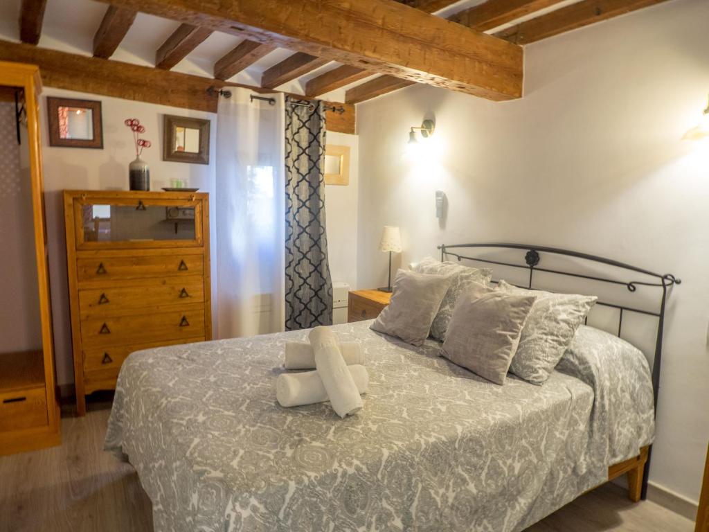 クエンカにあるLa Casita de la Monedaのベッドルーム1室(ベッド1台、ドレッサー付)