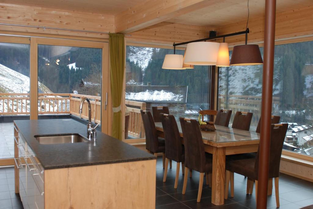eine Küche und ein Esszimmer mit einem Tisch und Stühlen in der Unterkunft Chalet Glemmtal - Haus Schmittenblick in Viehhofen