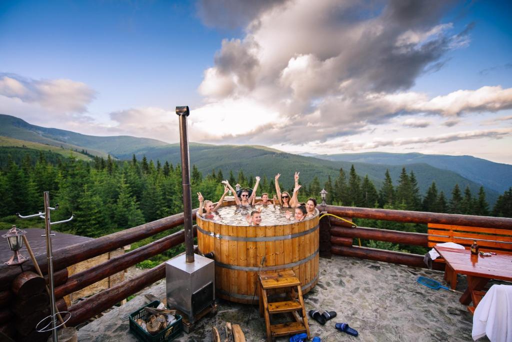 un grupo de personas en un jacuzzi en las montañas en Antonia Spa 180 Panaromic View, en Ranca