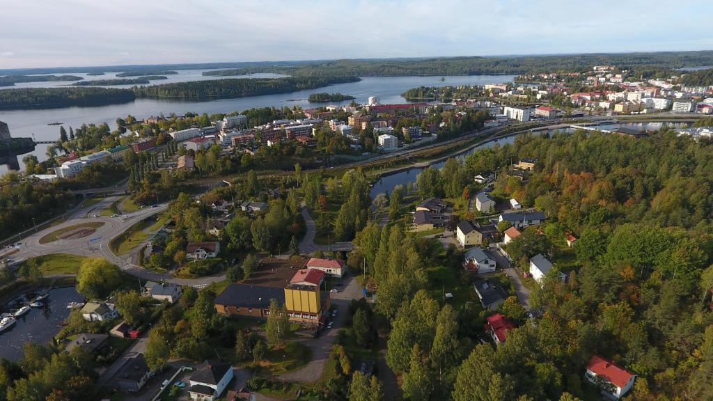 z powietrza widok na małe miasteczko nad rzeką w obiekcie huoneisto 2 w mieście Savonlinna