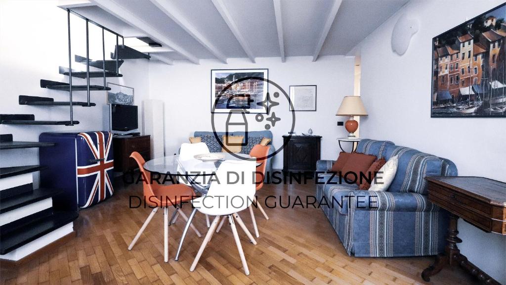 - un salon avec un canapé et une table dans l'établissement Italianway - Marsala 11, à Rapallo