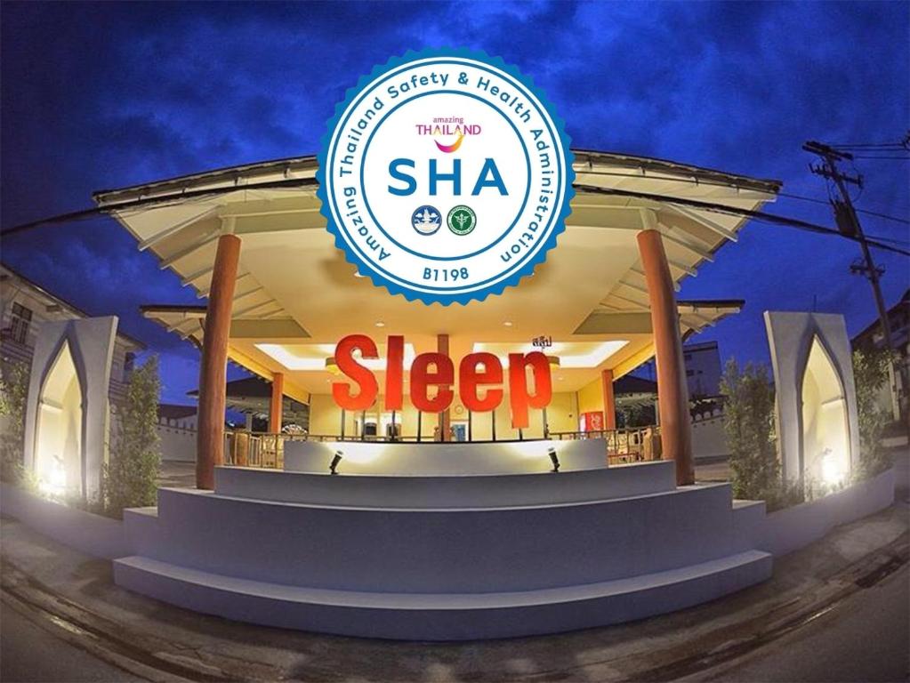 un edificio con un cartel que lee Shea Slayer en Sleep Hotel - SHA Certified, en Suratthani