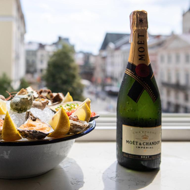 Nápoje v ubytování Oysters & Bubbles Gastro Hotel. Rynok square